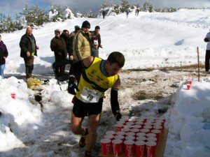 Paso por avituallamiento de Alfredo Gil, campeón de España (foto: organización)